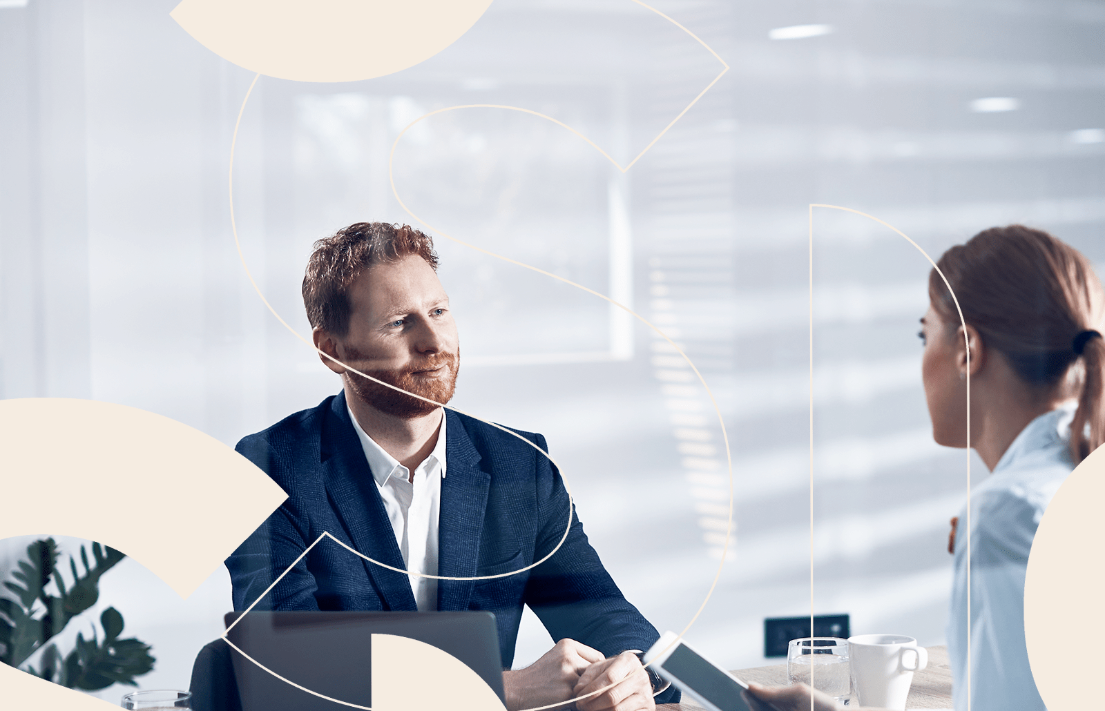 Pensionsrådgiver i møde med kvindelig ansat