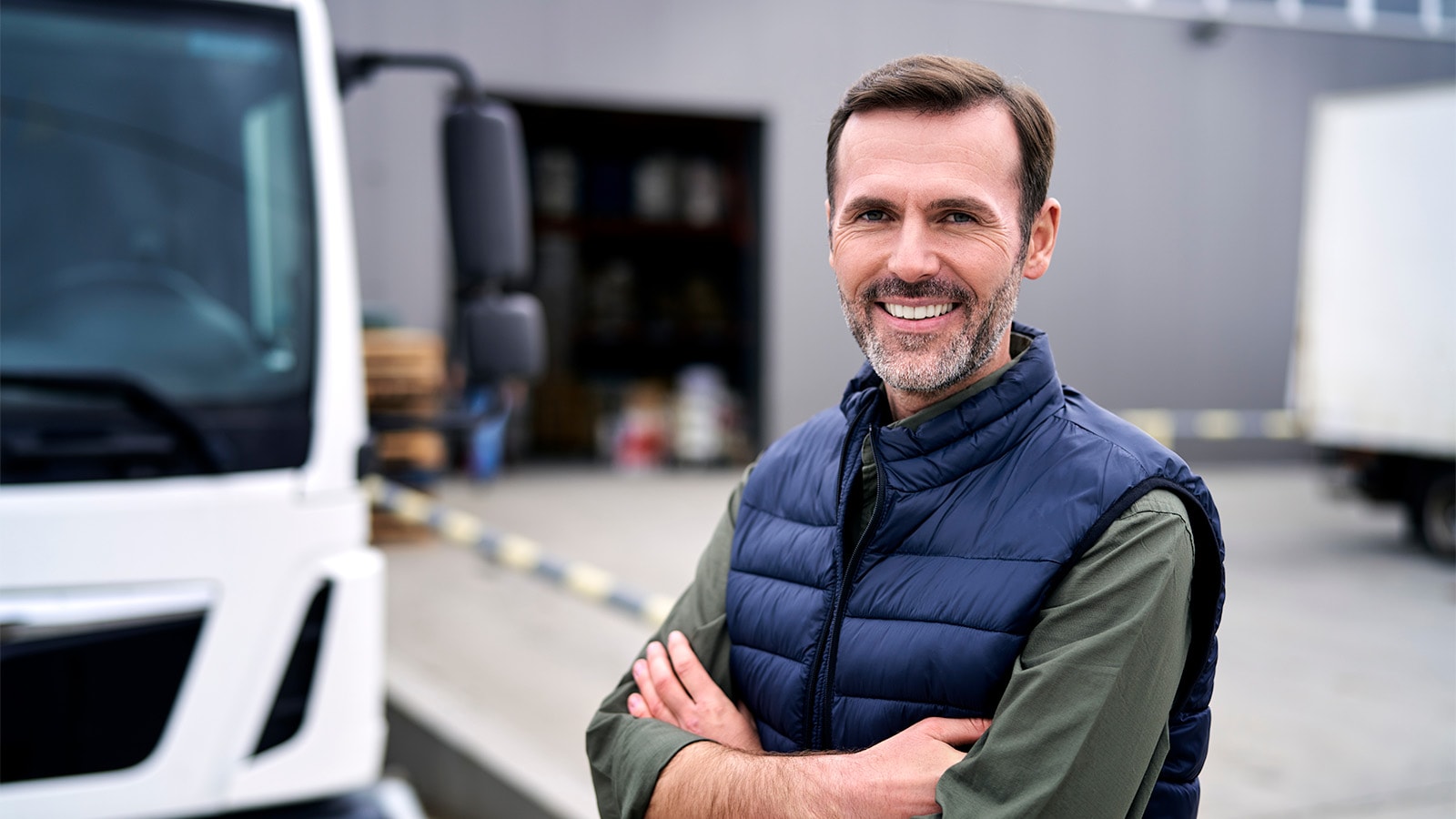 Håndværker ved varebil