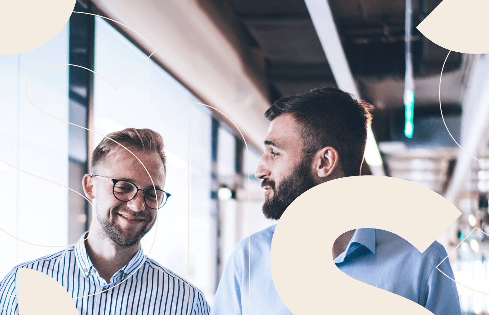 To mænd i skjorter i samtale i et kontormiljø