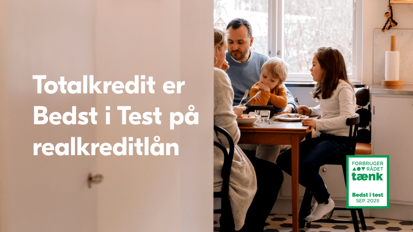 Totalkredit er Bedst i Test på realkreditlån. En familie der sidder rundt om bordet og har det hyggeligt