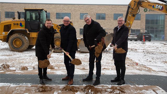 Porten 1 - Billede af første spadestik i sønderborg med borgmesteren og Sydjysk Sparekasse