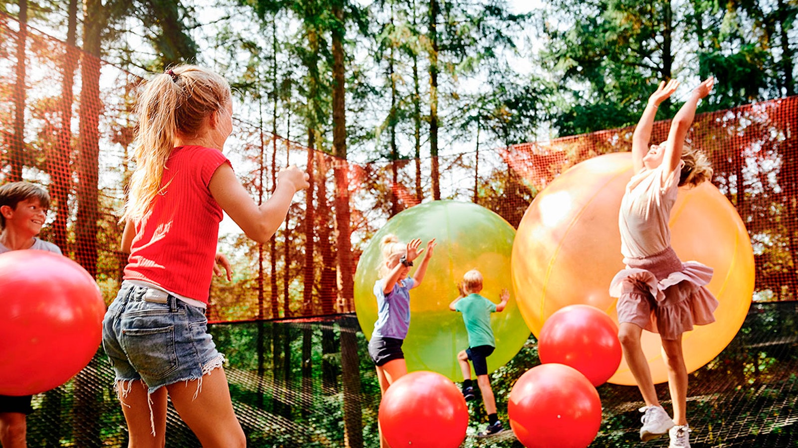 Fordelsklub piger spiller bold i wowpark