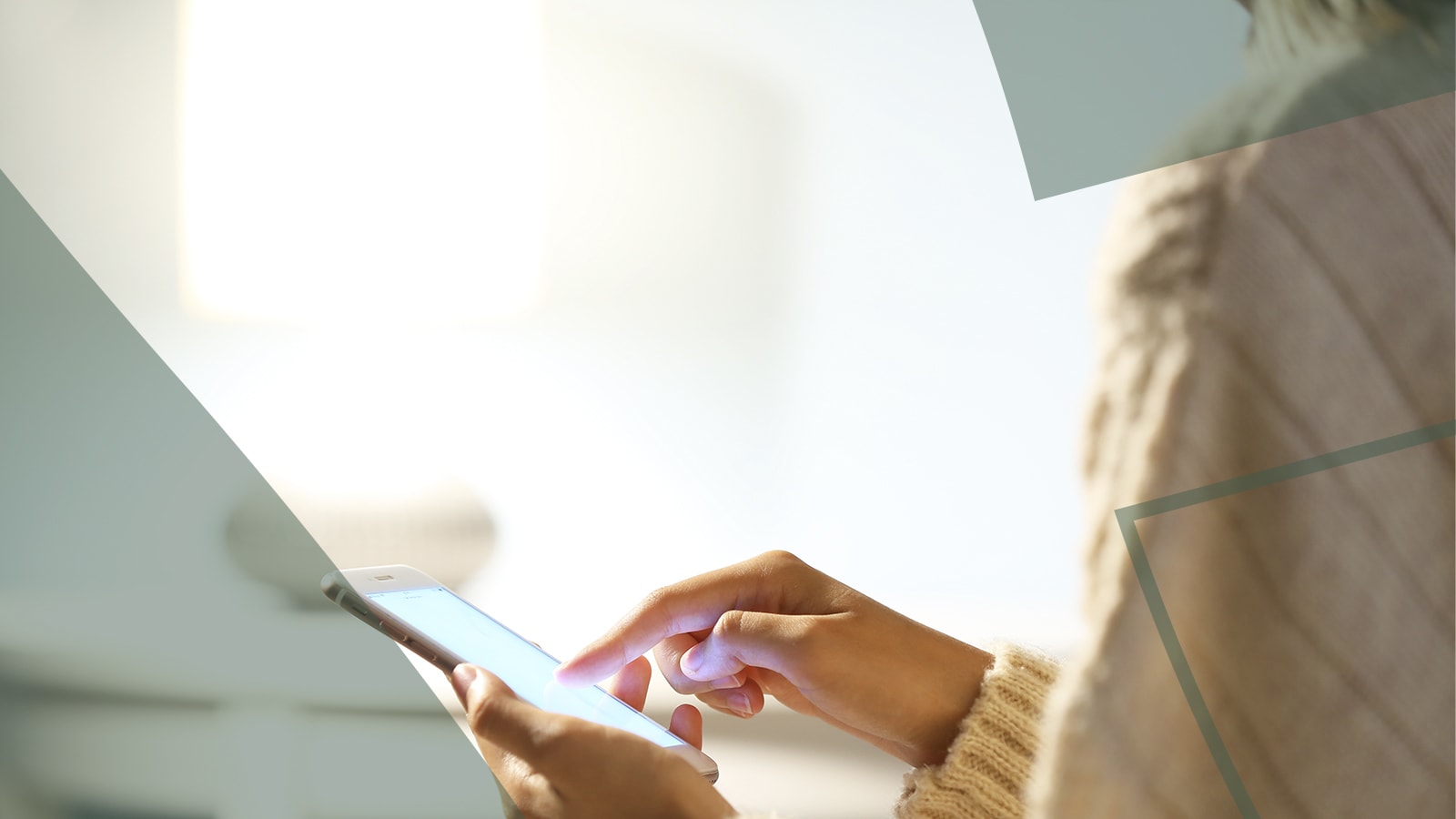 Dame står med mobiltelefon og tilmelder sig Sydjysk Sparekasses nyhedsbrev.