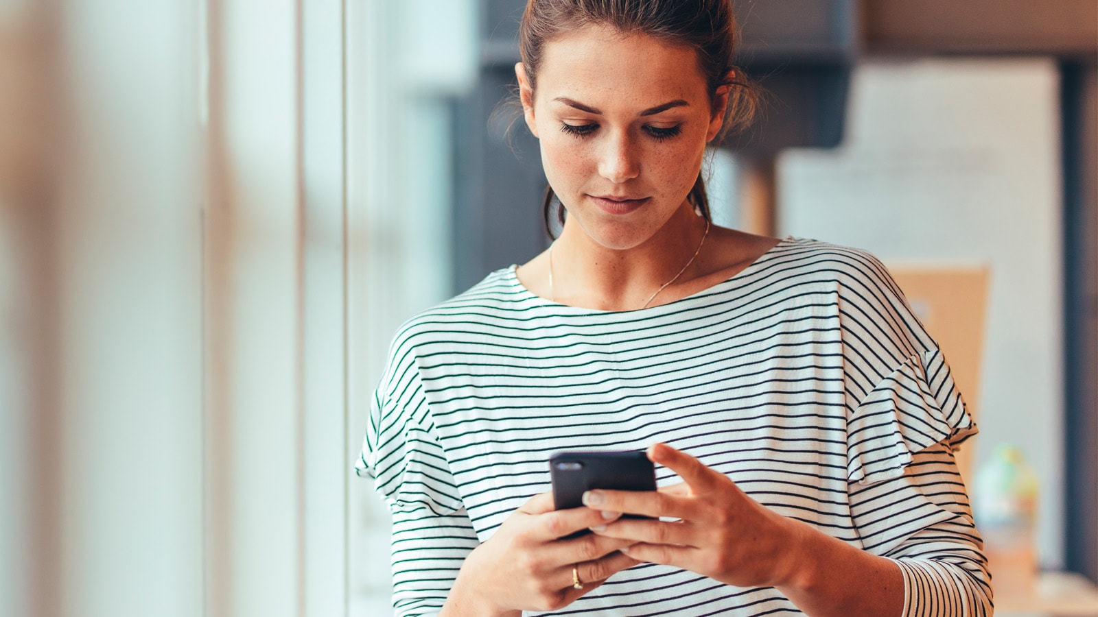 Person bruger mobilbank på smartphone.