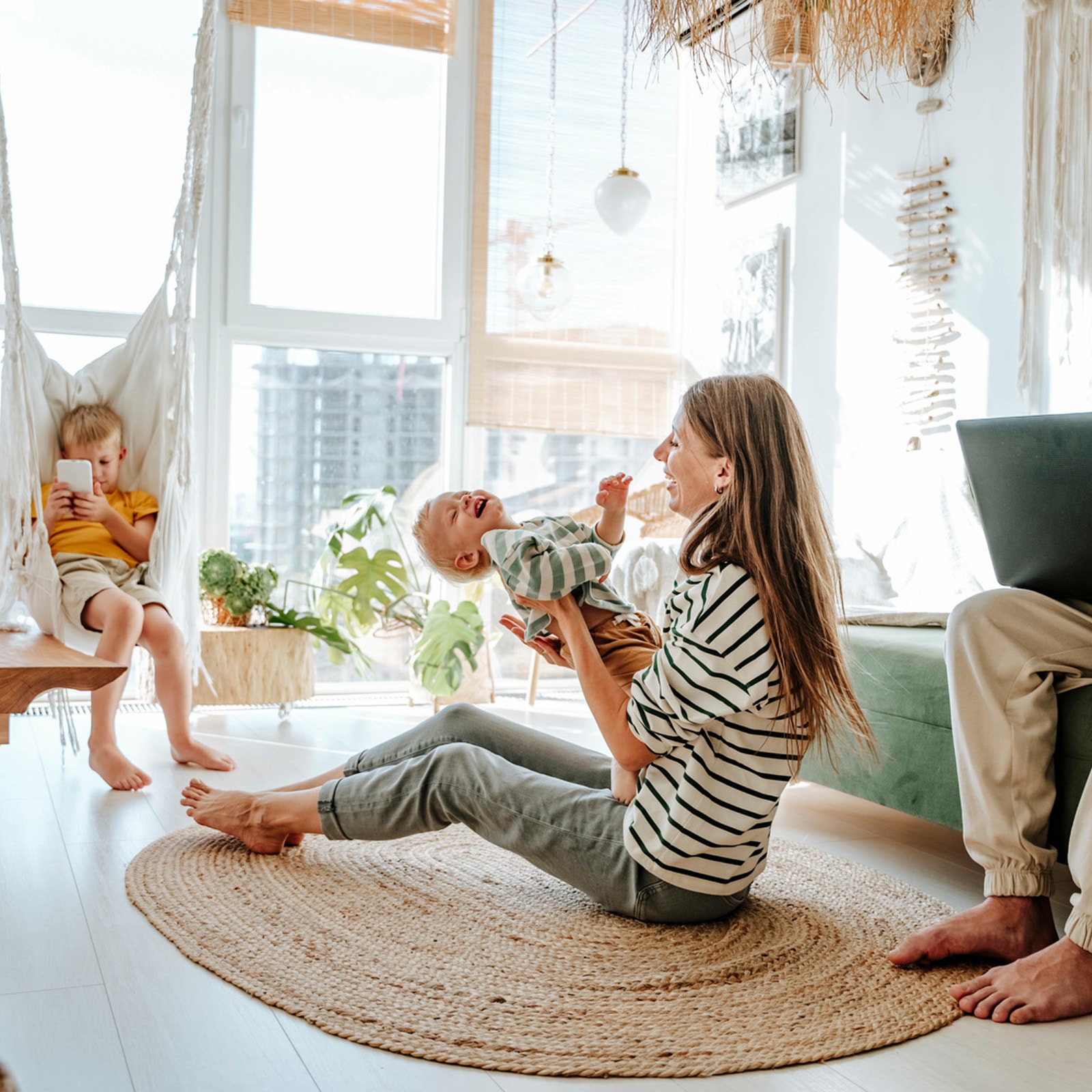 Mor og baby leger på gulvet