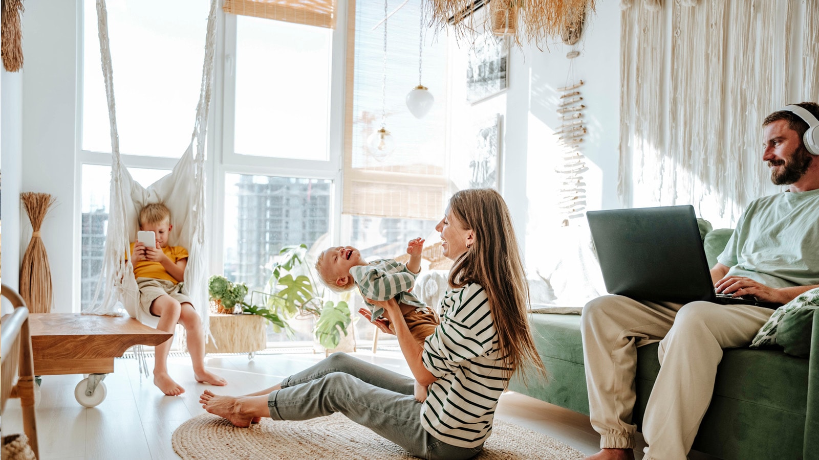 Mor og baby leger på gulvet