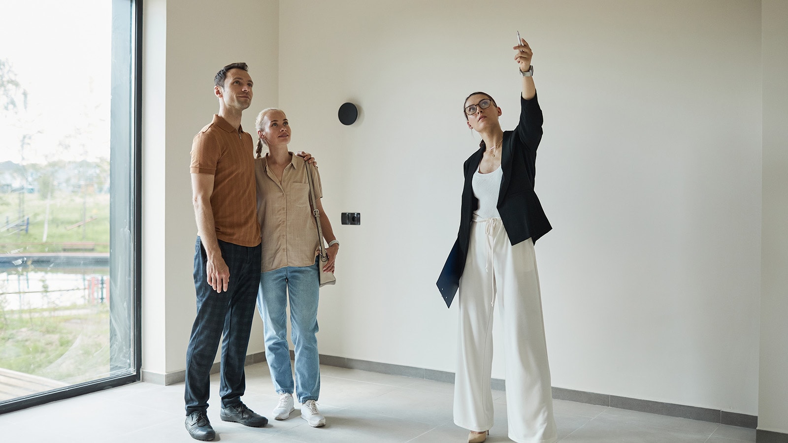 Ungt par får fremvist tomt hus af ejendomsmægler