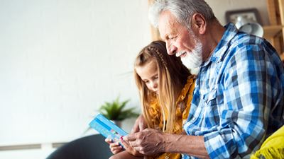 Pension morfar med barnebarn og tablet