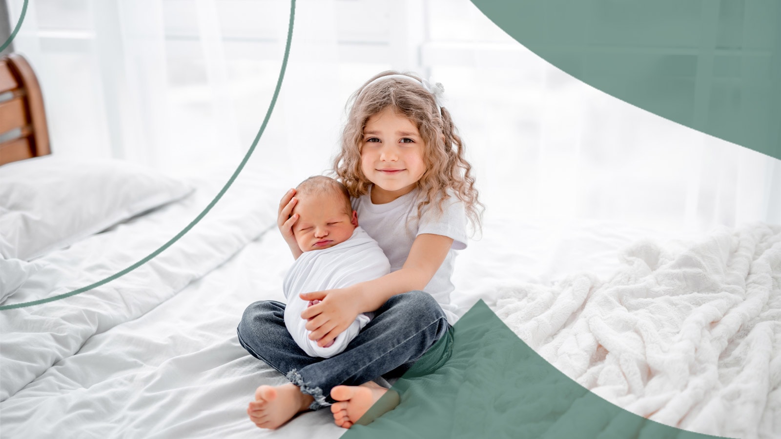 Pige sidder med lille baby i sengen og smiler stolt