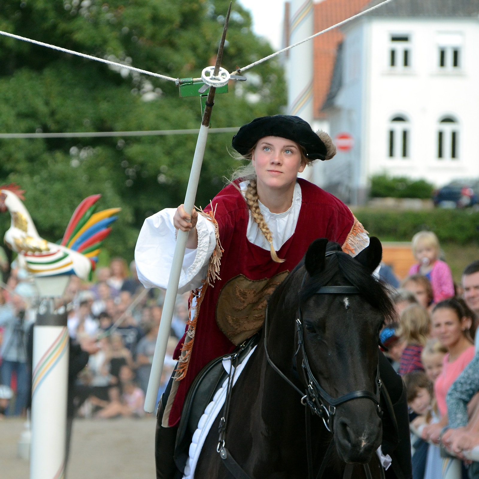 Ringridder på hest får ringen 