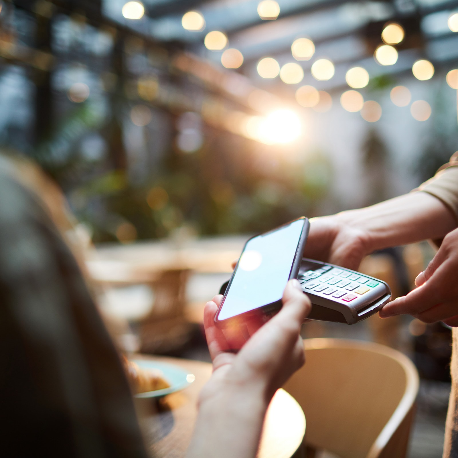 Betaling med mobil på en cafe