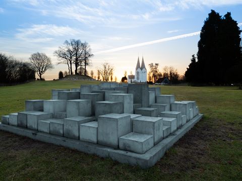 Broager Kirke med kunstværket "Grænselandets Mosaik" i forgrunden