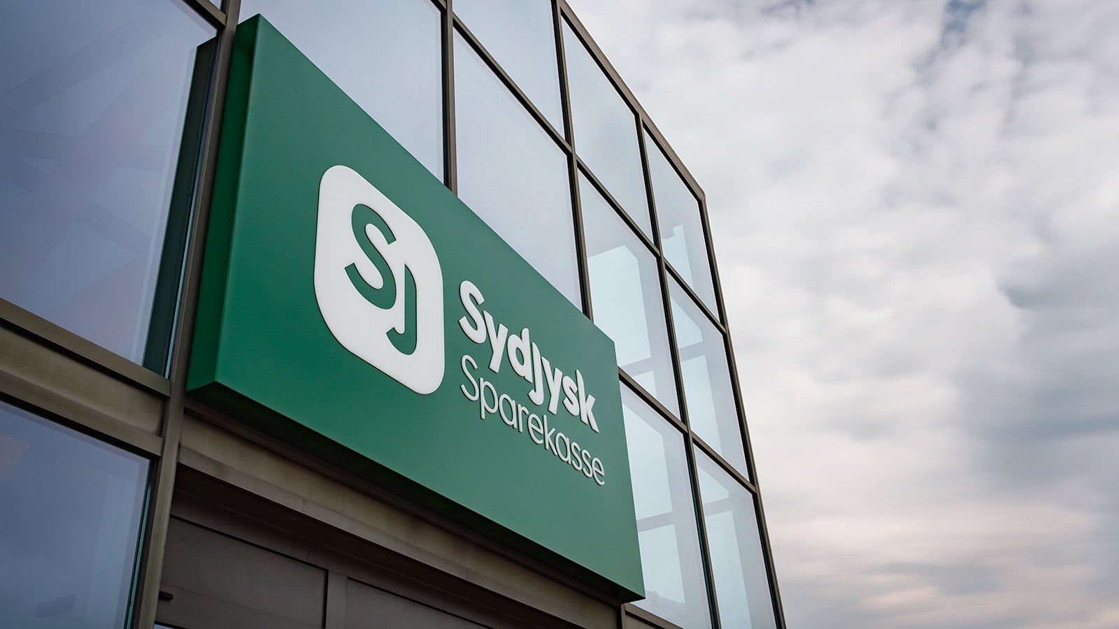 Sydjysk Sparekasses logo på facaden af hovedkontoret