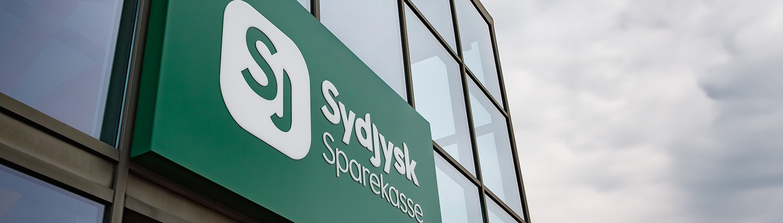 Sydjysk Sparekasses logo på facaden af hovedkontoret