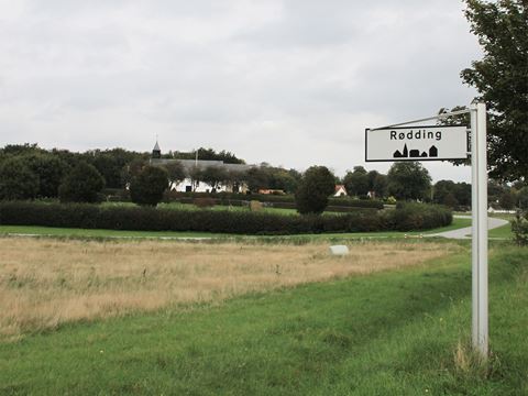 Byskilt med teksten "Rødding" ved indkørslen til byen.