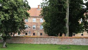 Sønderborg Slot set gennem træer.
