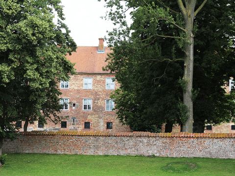 Sønderborg Slot set gennem træer.