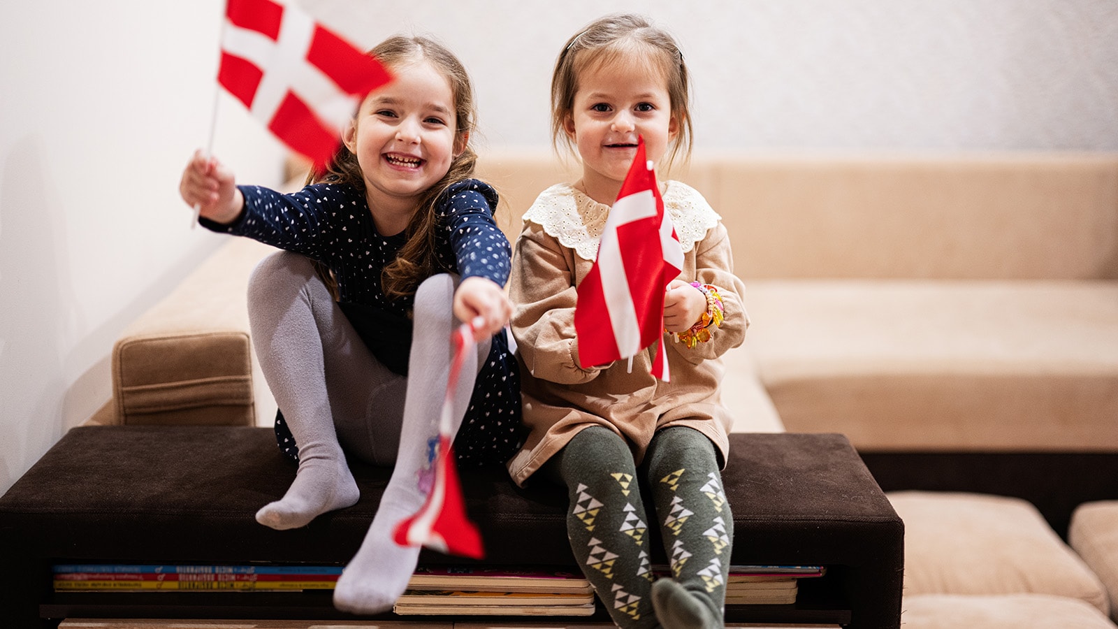 To piger med fødselsdagsflag