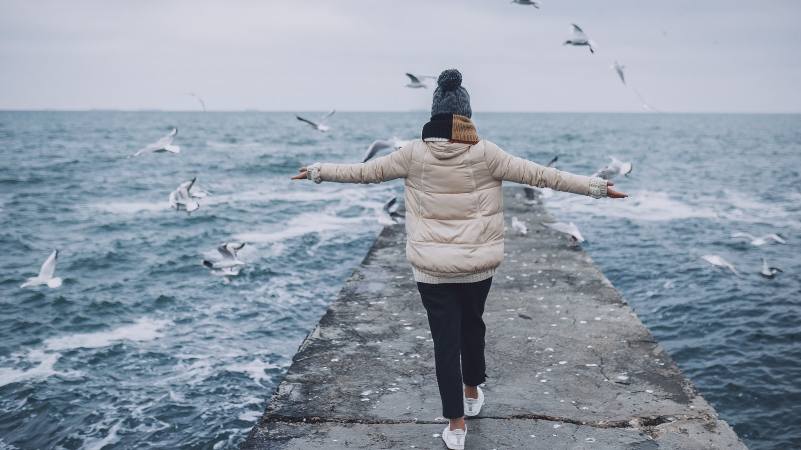 ung kvinde i sommerhus foran pc er ved at taste 